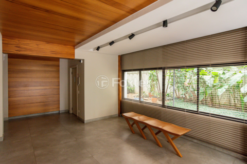 Image 32 - 989583
