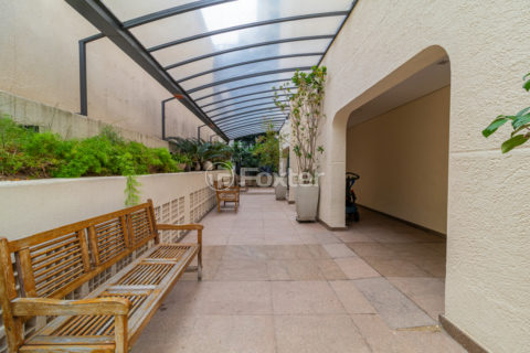 Image 37 - 1015900