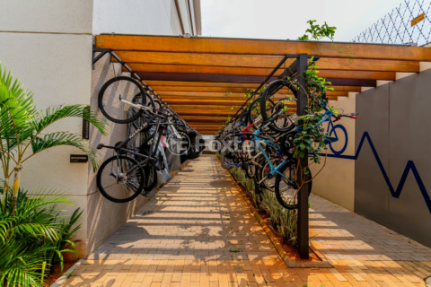 Image 75 - 882372