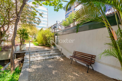 Image 33 - 982957