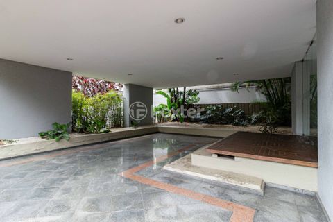 Image 27 - 982957