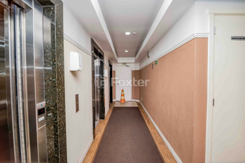 Image 76 - 986102