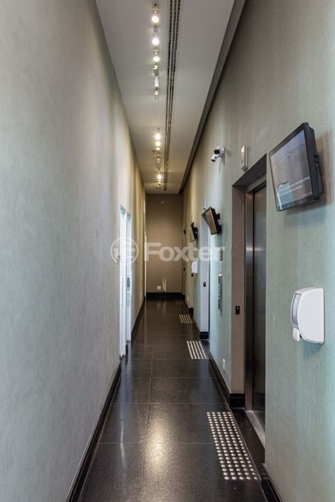 Image 17 - 1004742