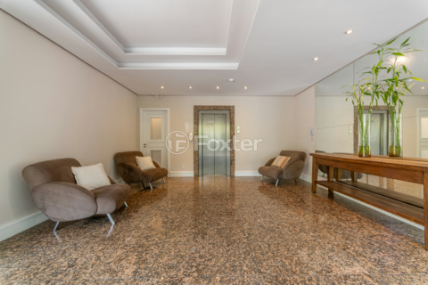 Image 32 - 989982