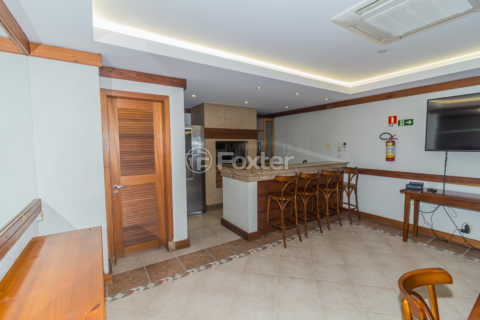 Image 42 - 1005699