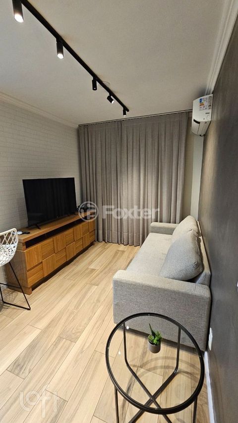 Image 28 - 1000508
