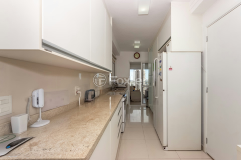 Image 37 - 1001571