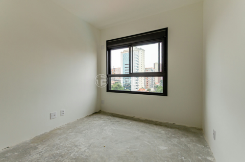 Image 17 - 1001573