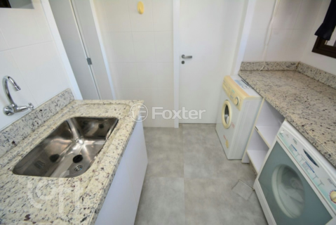 Image 33 - 1002979
