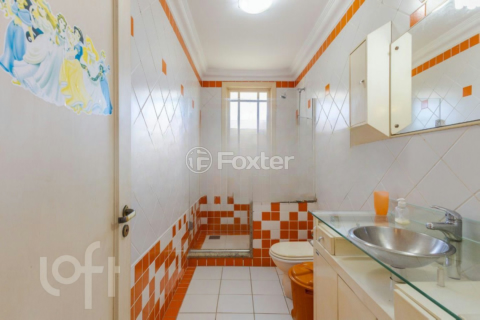 Image 37 - 1004063