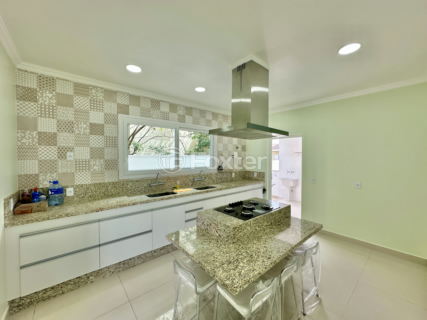 Image 33 - 1005330