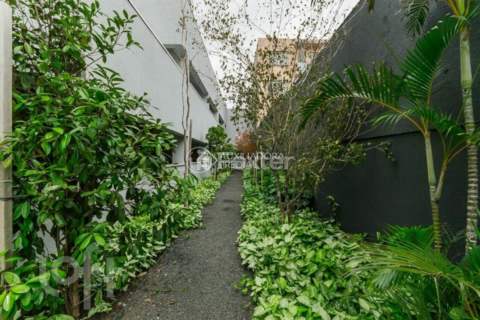 Image 30 - 1006399