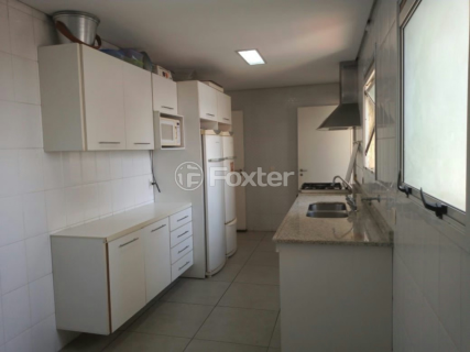 Image 8 - 1006947