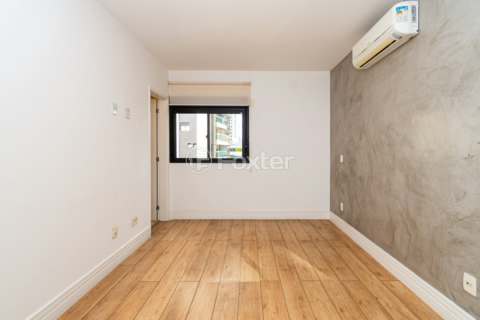 Image 7 - 1007195