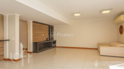 Image 6 - 1010699