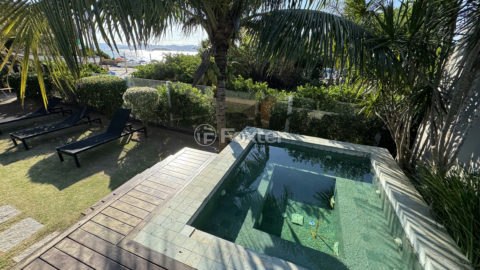 Image 8 - 1011696