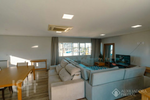 Image 38 - 1015571