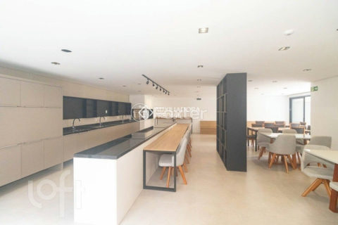 Image 21 - 1015656