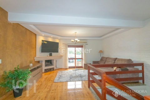 Image 37 - 1017340