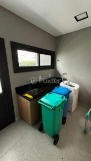 Image 11 - 1017675