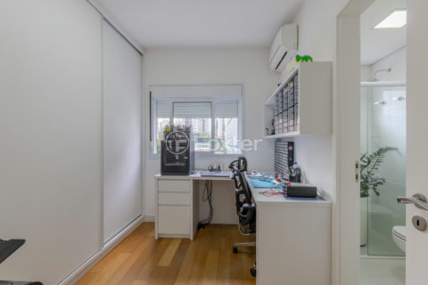 Image 10 - 1018156