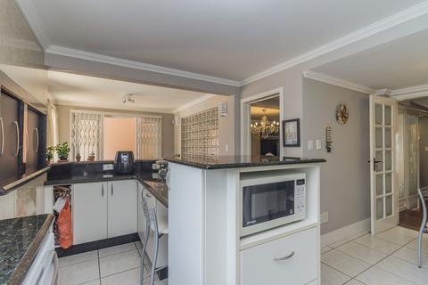 Image 37 - 106205