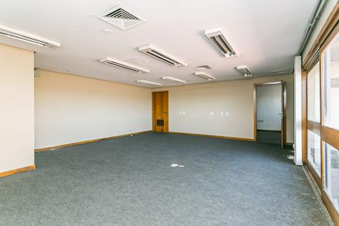 Image 35 - 221600