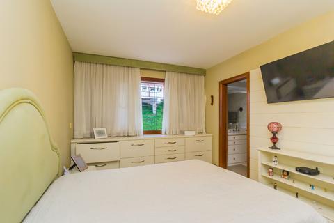 Image 37 - 228382