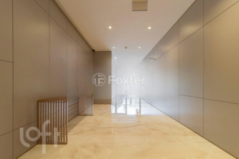 Image 32 - 704023