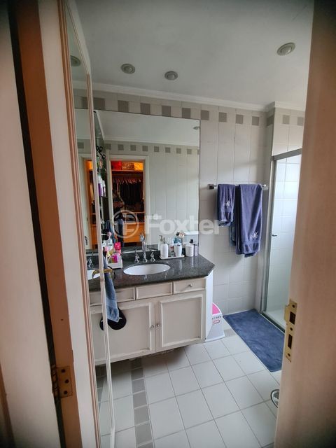 Image 29 - 735082