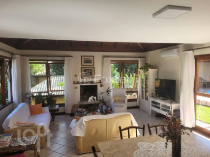 Image 38 - 737508