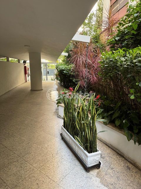 Image 21 - 823307