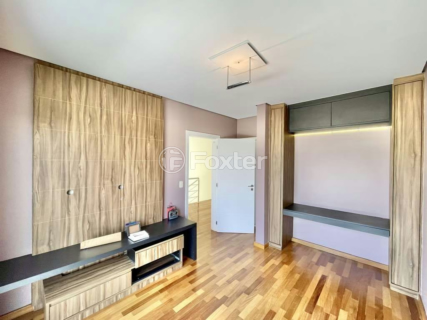 Image 32 - 826657