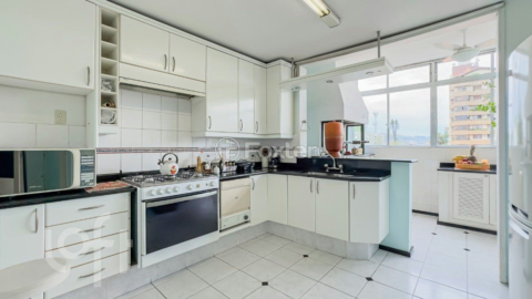 Image 37 - 827372