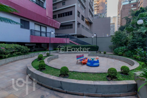 Image 31 - 877574