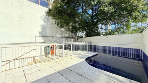 Image 21 - 879680