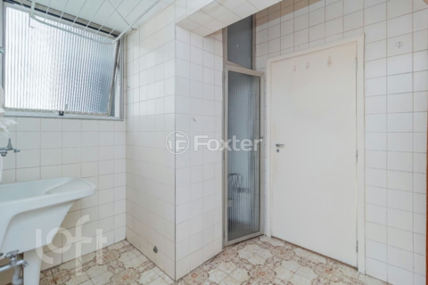 Image 35 - 881678