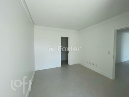 Image 21 - 881712
