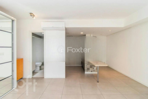 Image 33 - 882040