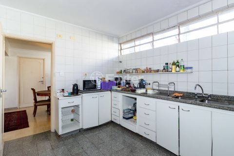 Image 32 - 882449