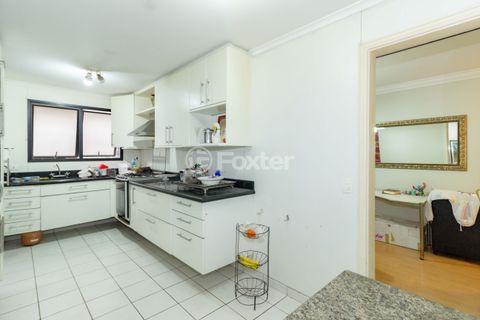 Image 35 - 882528