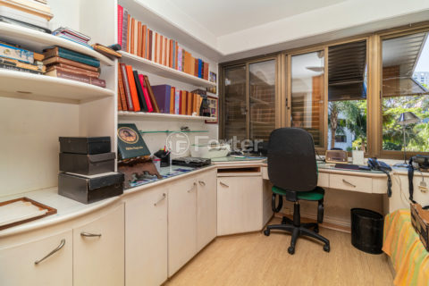 Image 21 - 882700
