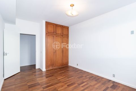 Image 24 - 882847