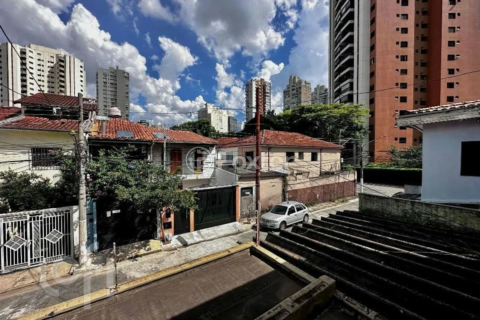 Image 20 - 884216