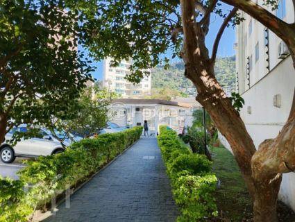 Image 11 - 885986