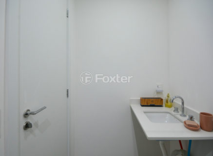 Image 10 - 886352
