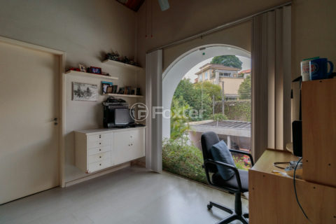 Image 11 - 898004