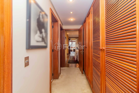 Image 32 - 899695
