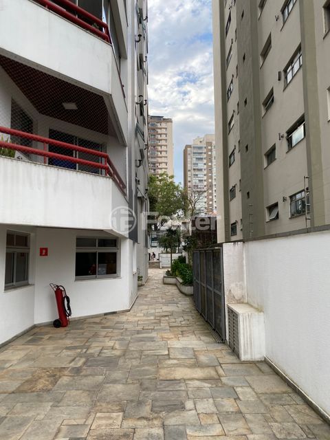 Image 72 - 915852