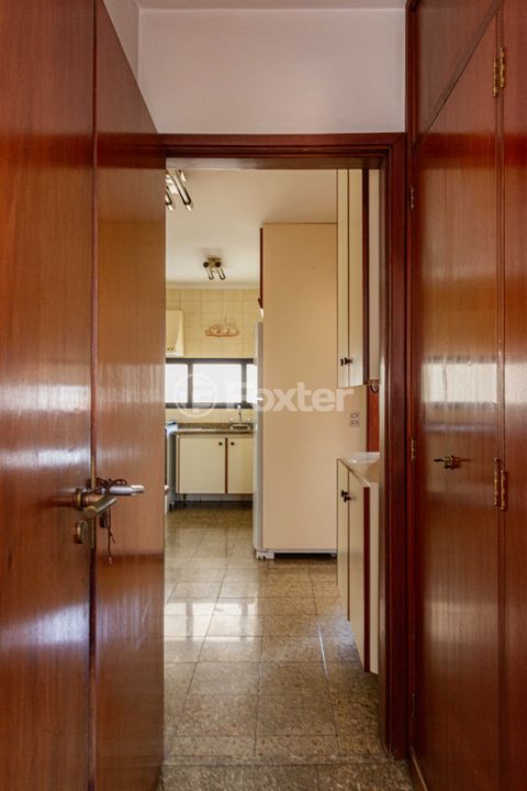 Image 37 - 917382